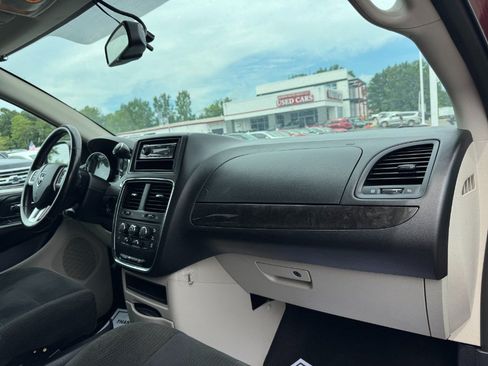Used 2017 Dodge Grand Caravan SXT w/ Quick Order Package 29G SXT FWD image 21