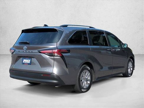 Used 2022 Toyota Sienna XLE w/ XLE Plus Package FWD image 5