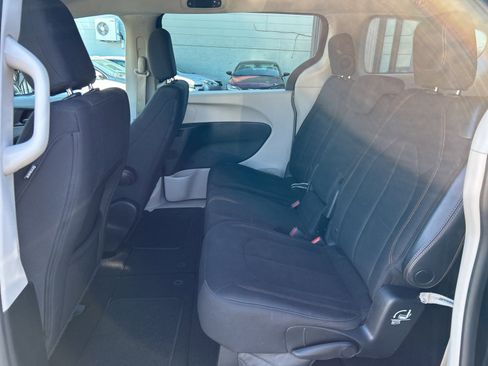 Used 2017 Chrysler Pacifica Touring w/ Tire & Wheel Group image 21