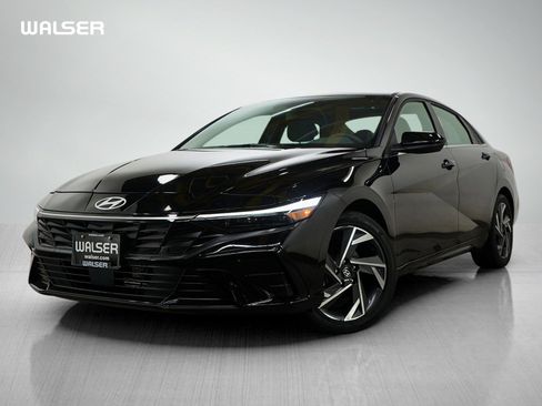 Used 2025 Hyundai Elantra SEL image 1