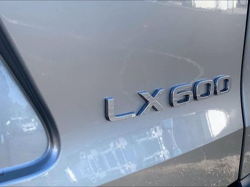 Used 2024 Lexus LX 600 4WD w/ Luxury Package image 9