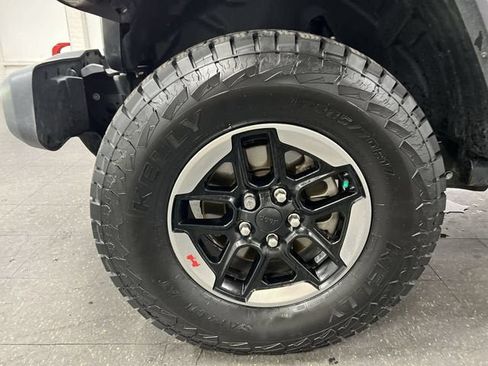 Used 2019 Jeep Wrangler Unlimited Rubicon w/ Dual Top Group AWD/4WD image 32