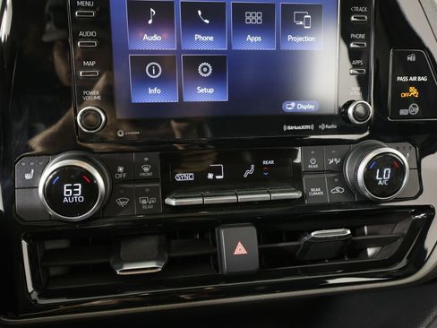 Used 2021 Toyota Highlander XLE AWD/4WD image 36