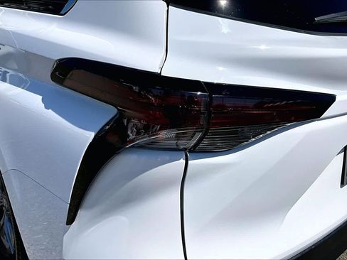 Used 2024 Toyota Sienna LE FWD image 28