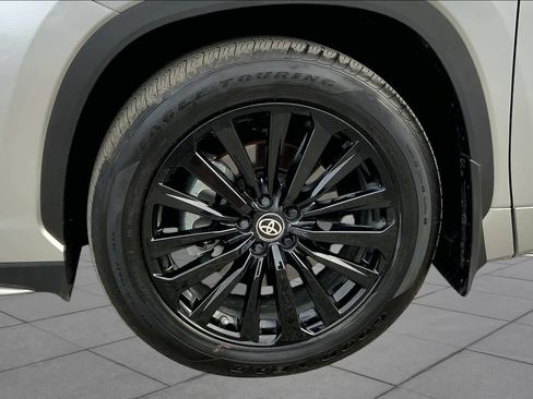Used 2024 Toyota Highlander XSE FWD image 11