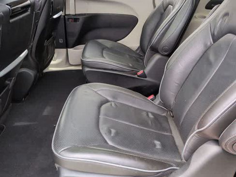 Used 2020 Chrysler Pacifica Limited w/ Advanced Safetytec Group FWD image 20