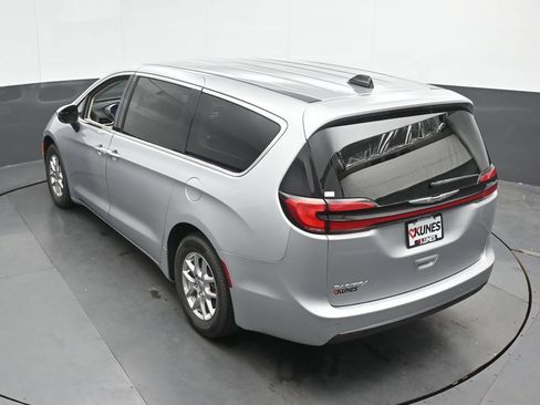 Used 2023 Chrysler Pacifica Touring-L FWD image 38