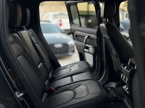 Used 2024 Land Rover Defender 130 X-Dynamic SE image 5