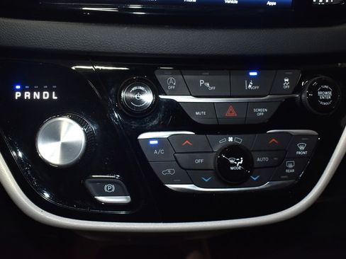 Certified 2024 Chrysler Pacifica Touring-L FWD image 13