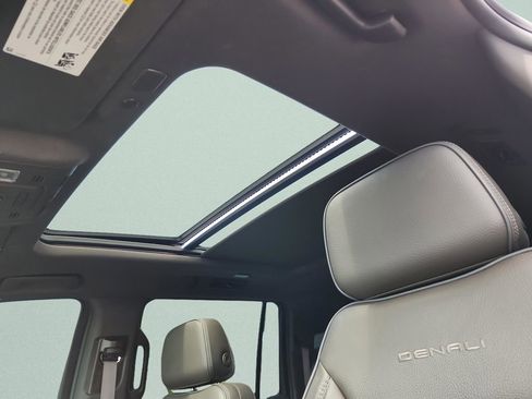 Used 2022 GMC Yukon XL Denali w/ Denali Premium Package image 40