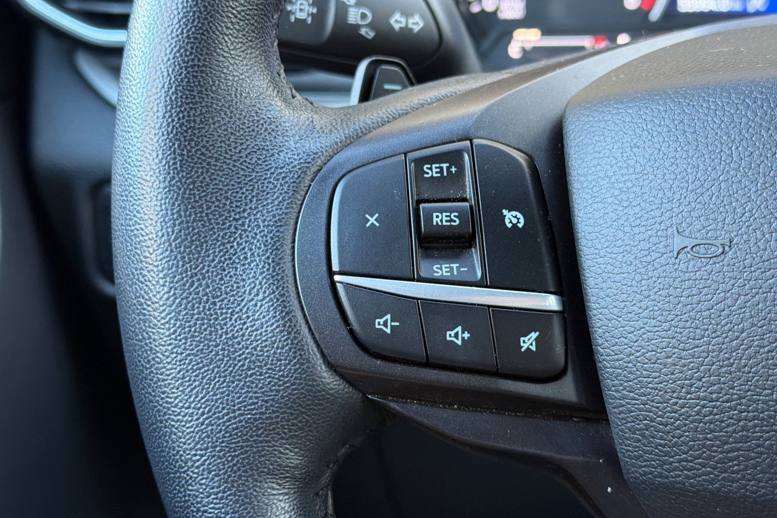 Used 2020 Ford Explorer XLT w/ Equipment Group 202A AWD/4WD image 31