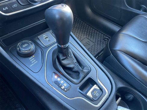 Used 2019 Jeep Cherokee Latitude Plus w/ Cold Weather Group image 13