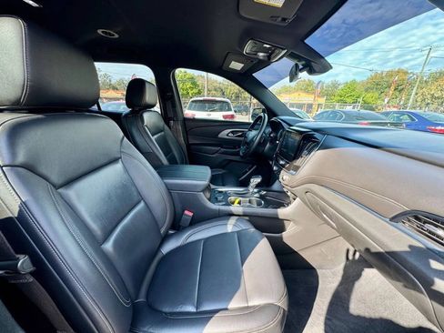 Used 2023 Chevrolet Traverse LT image 17