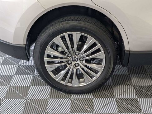 Certified 2024 Toyota Venza XLE AWD/4WD image 9