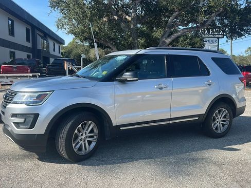Used 2017 Ford Explorer XLT w/ Equipment Group 202A image 2