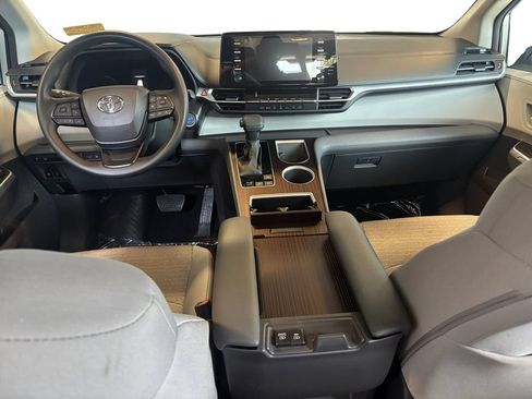 Used 2023 Toyota Sienna LE FWD image 10