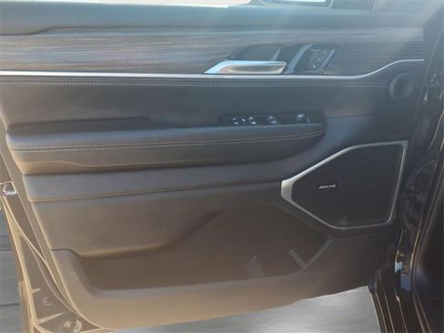 Used 2024 Jeep Wagoneer L Series II image 23