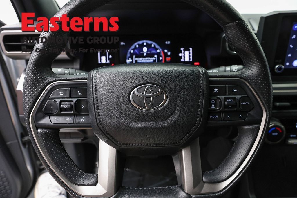 Used 2025 Toyota 4Runner SR5 AWD/4WD image 12