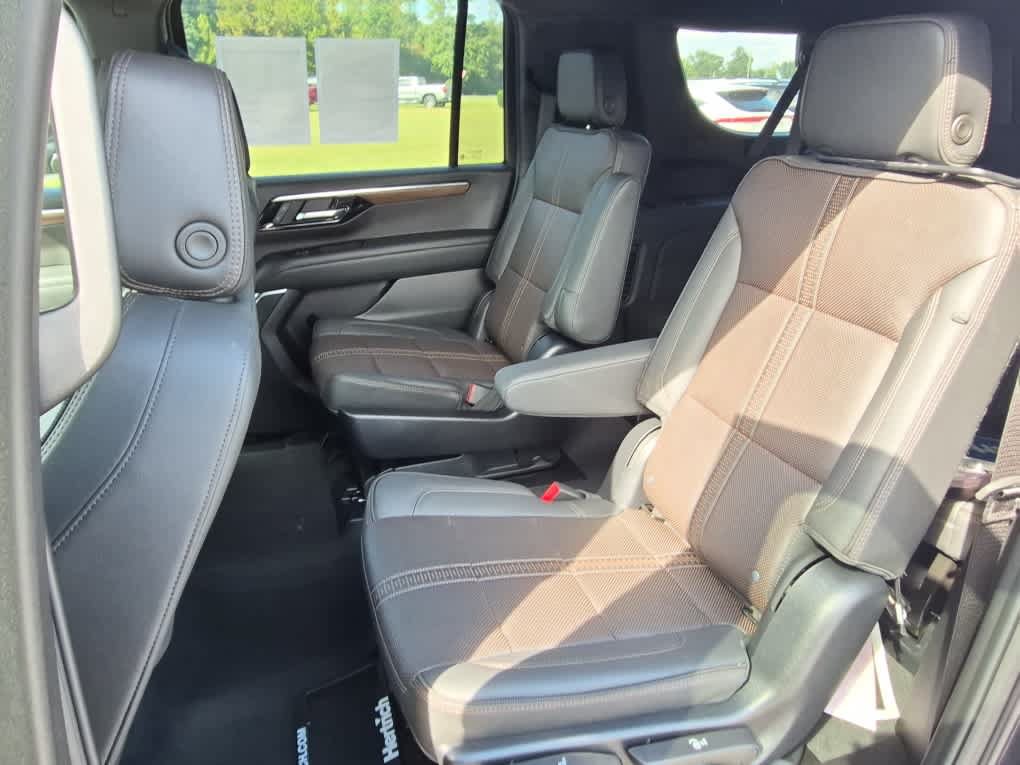 Used 2025 Chevrolet Suburban High Country AWD/4WD image 10