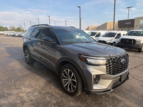 Used 2025 Ford Explorer ST-Line image 2