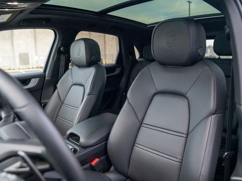 Used 2025 Porsche Cayenne image 5
