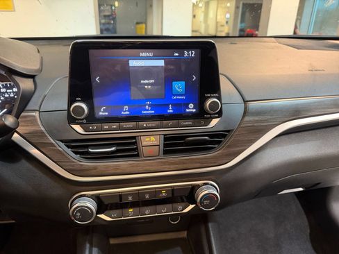 Used 2025 Nissan Altima 2.5 SV FWD image 17