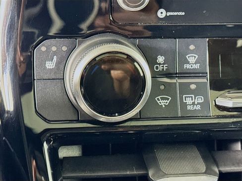 Used 2020 Toyota Highlander XLE AWD/4WD image 19