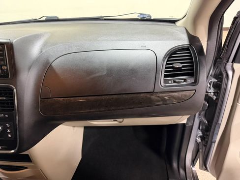 Used 2019 Dodge Grand Caravan SE FWD image 30