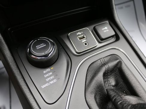 Used 2021 Jeep Cherokee Latitude image 3