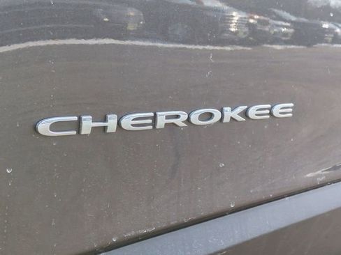 Used 2021 Jeep Cherokee Latitude Plus AWD/4WD image 31
