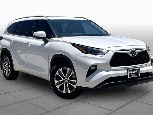 Used 2023 Toyota Highlander XLE FWD image 3