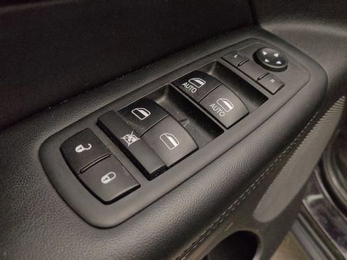 Used 2018 Jeep Grand Cherokee Limited image 27