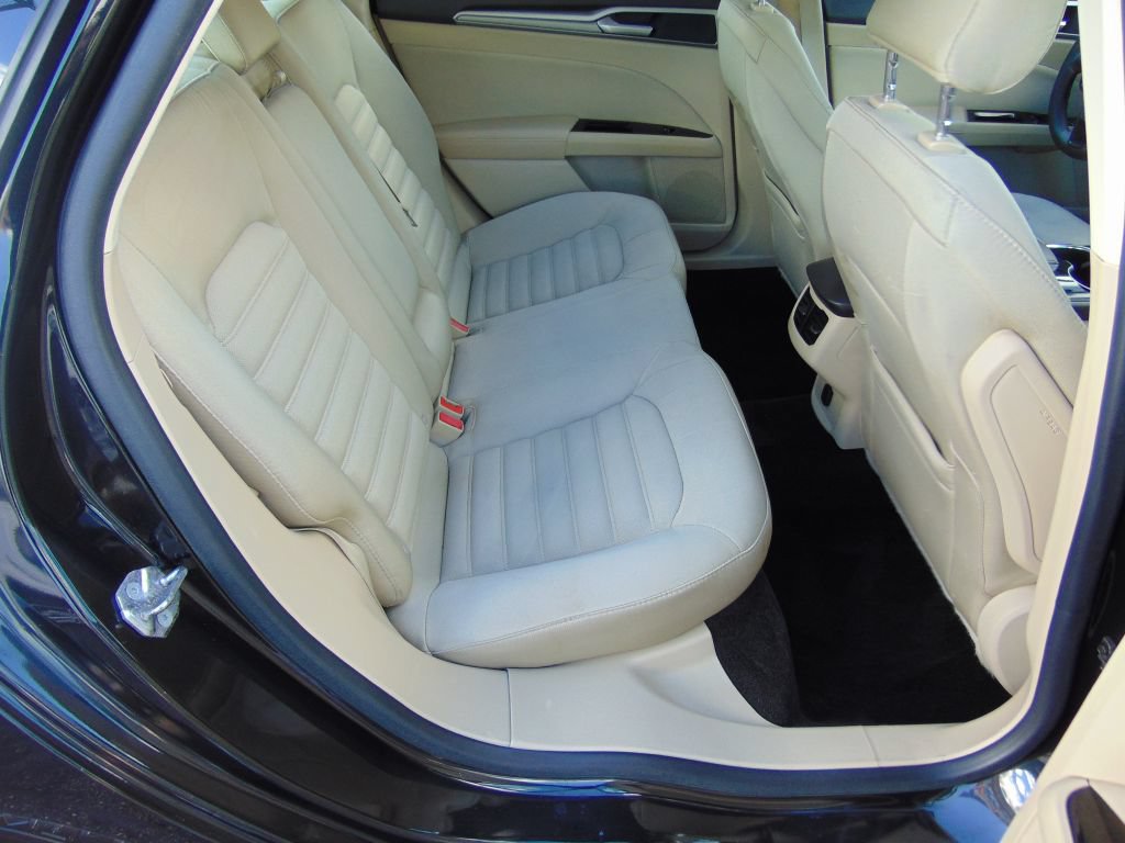 Used 2015 Ford Fusion SE FWD image 4