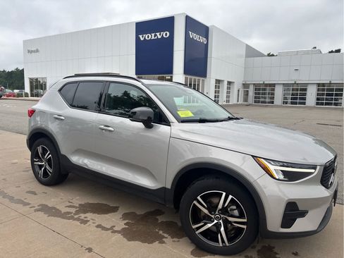 Used 2024 Volvo XC40 B5 Core w/ Climate Package AWD/4WD image 4
