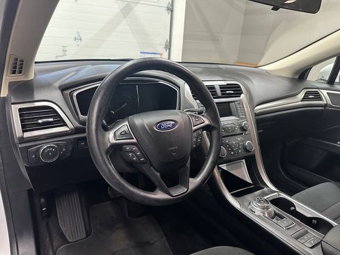 Used 2017 Ford Fusion SE FWD image 15