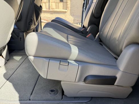 Used 2006 Chrysler Town & Country Touring image 64