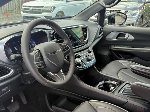 Used 2026 Chrysler Pacifica Limited FWD image 2