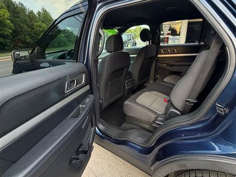 Used 2017 Ford Explorer XLT w/ Equipment Group 201A AWD/4WD image 13