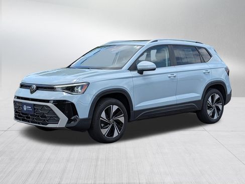 Certified 2025 Volkswagen Taos SE w/ Panoramic Sunroof Package AWD/4WD image 3