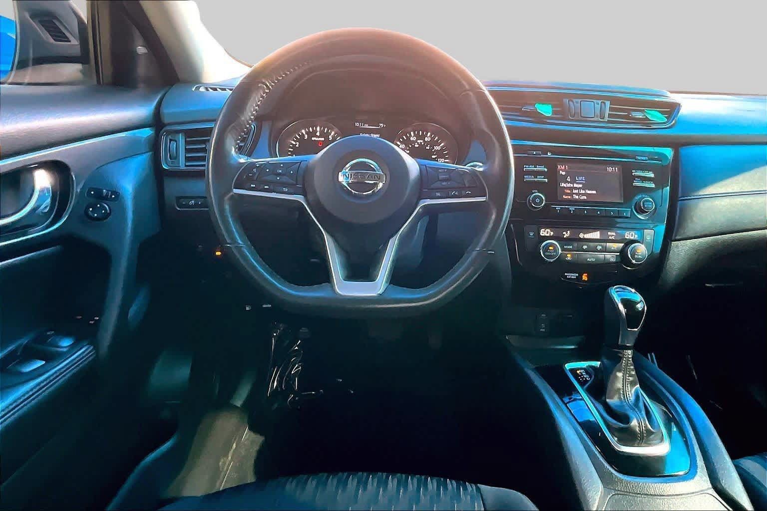Used 2017 Nissan Rogue SV AWD/4WD image 6