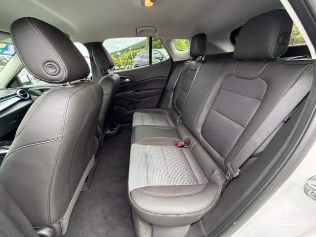 Certified 2025 Chevrolet Trax LT FWD image 33