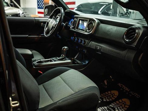 Used 2020 Toyota Tacoma TRD Off-Road AWD/4WD image 12