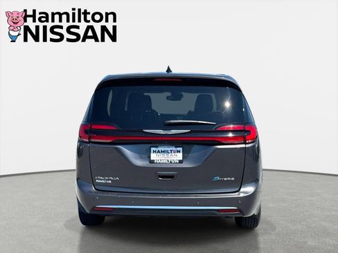 Used 2023 Chrysler Pacifica Touring-L FWD image 3