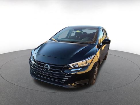 Used 2025 Nissan Versa SV image 3