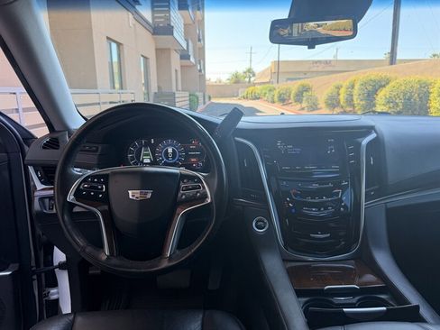 Used 2019 Cadillac Escalade Luxury AWD/4WD image 12