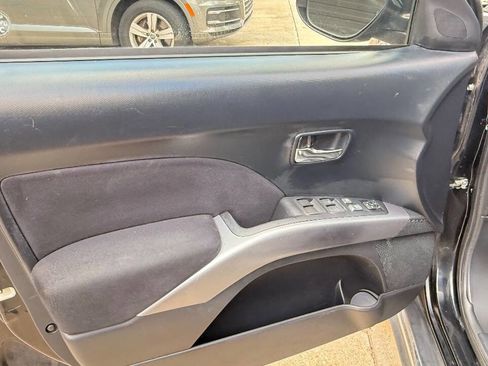 Used 2013 Mitsubishi Outlander SE image 30