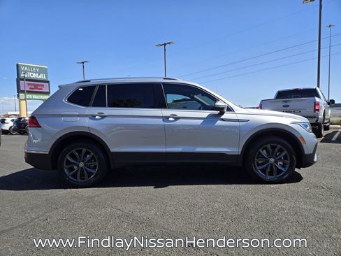 Used 2023 Volkswagen Tiguan SE w/ Panoramic Sunroof Package FWD image 7
