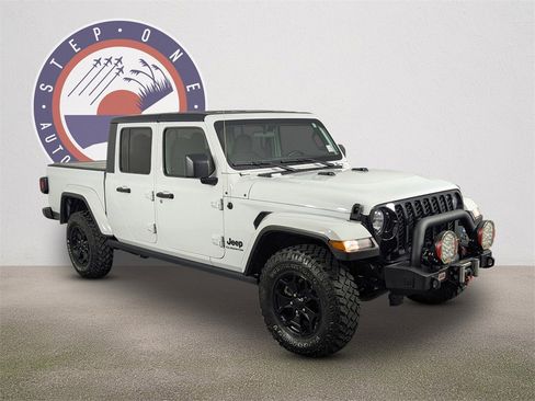 Used 2021 Jeep Gladiator Sport image 2