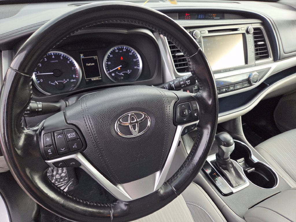 Used 2017 Toyota Highlander Plus AWD/4WD image 29