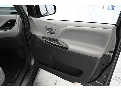 Used 2018 Toyota Sienna XLE image 15
